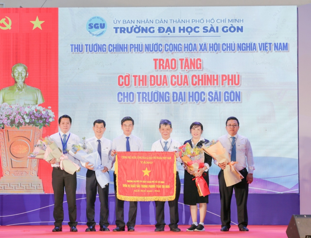 Chương trình Họp mặt kỷ niệm 41 năm Ngày Nhà giáo Việt Nam và đón nhận Cờ thi đua của Chính phủ