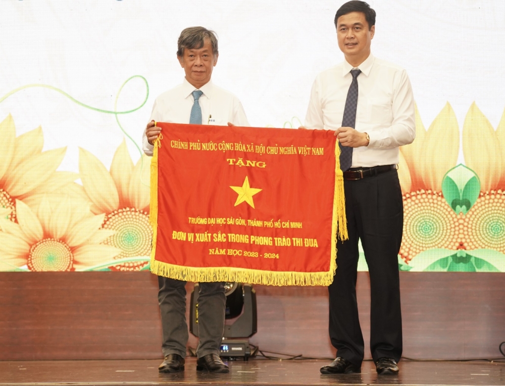 Trường Đại học Sài Gòn nhận Cờ thi đua của Chính phủ năm học 2023 – 2024