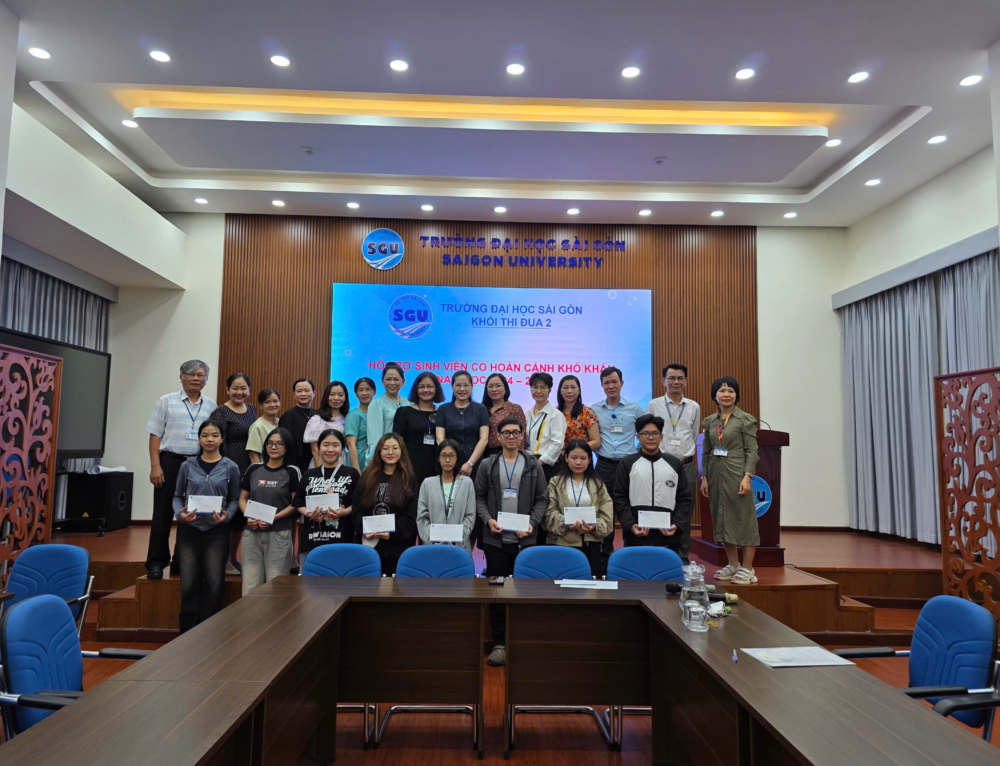 Khối thi đua 2 – Trường Đại học Sài Gòn trao học bổng cho sinh viên có hoàn cảnh khó khăn năm học 2024 – 2025